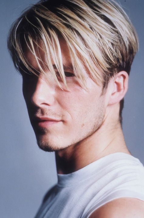 David Beckham Blonde Fringe 1998 David Beckham Blonde Hair, Straight Fringe Men, David Beckham 90s, 90s Men Hair, 90s Mens Hair, 90s Haircut Men, 80s Short Hair, David Beckham Haircut, 90s Hairstyles Men