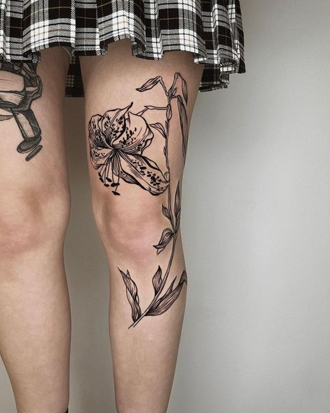 Orchid Tattoo Leg, Artsy Flower Tattoos, Knew Tattoos Women, Leg Flowers Tattoo, Botanical Patchwork Tattoo, Botanical Knee Tattoo, Art Nouveau Back Tattoo, Leg Tattoos Flowers, Edgy Flower Tattoo