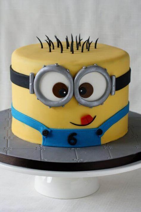 This amazing Minion Cake is a 3D version of a minion! Guests at your Despicable Me party will be thrilled. Despicable Me 1st Birthday Party, One In A Minion First Birthday Cake, Minion Cake Ideas, Minion Pasta, Cake For Baby Boy, Minions Birthday Theme, Minion Cakes, Minions Cake, Minion Birthday Cake