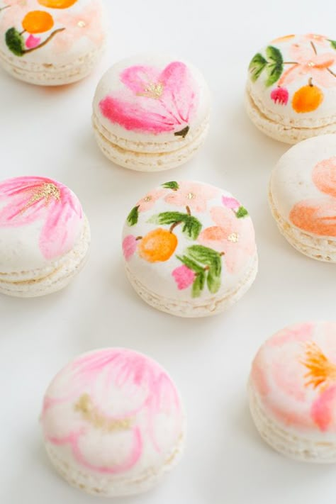 DIY floral macarons | sugar & cloth Kue Macaroon, Mothers Day Desserts, French Macaroons, Macaron Recipe, Decorated Cookies, Dessert Bars, Macaroons, Pretty Food, High Tea