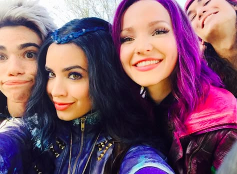 Cast of Descendants at the Disney Parade in Florida Celeb Friendships, Descendants Wicked World, Mal Descendants, Disney Descendants Movie, Descendants Party, Mal And Evie, Disney Channel Movies, Disney Descendants 3, Disney Channel Descendants