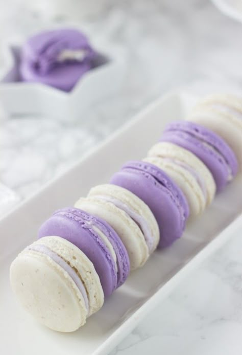 Lavender Honey Macarons - beautiful spring macarons with hints of lavender and honey! Honey Macarons, Unique Recipes Desserts, Kue Macaroon, Diy Easy Recipes, French Macaroons, Macaroon Recipes, Lavender Honey, Unique Desserts, Pastel Decor