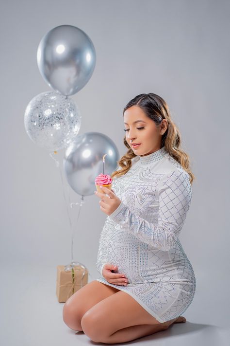 Maternity Shoot Dresses, Cute Pregnancy Photos, Baby Bump Photoshoot, Maternity Studio Photoshoot, Cute Maternity Dresses, Cute Pregnancy Pictures, Maternity Photography Poses Couple, Baby Bump Photos, Mother Daughter Fashion