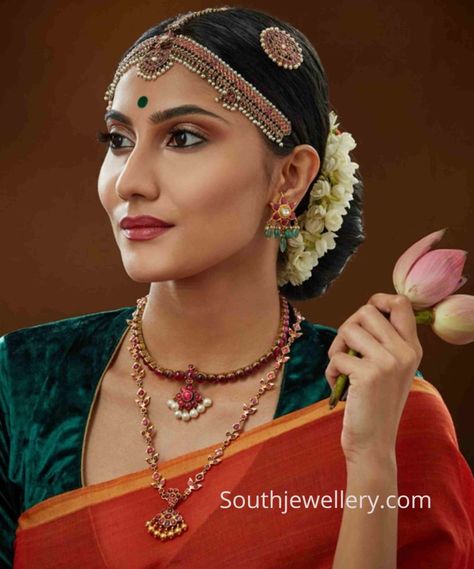 Simple ruby necklaces and matha patti Indian Head Jewelry, Kerala Jewellery, Antique Necklace Gold, Matha Patti, Bride Jewelry Set, Saree Jewellery, Antique Gold Jewelry Indian, Jewellery Wedding, Jewelry Set Design