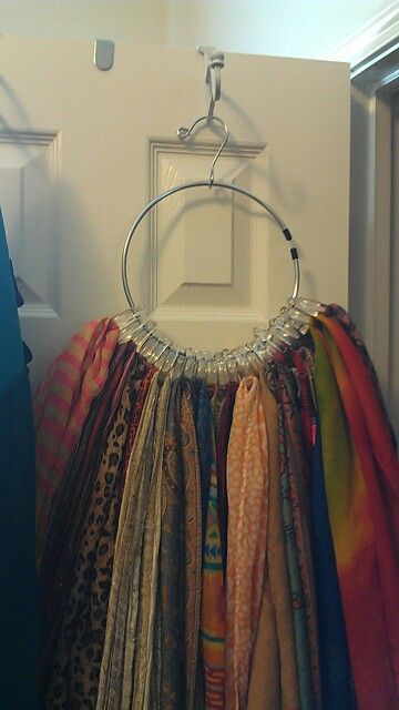 Use of shower curtain rings & a belt hanger for a scarf hanger. Organiser Son Dressing, Scarf Storage, Scarf Organization, Belt Hanger, Clothes Hanging, Clothes Closet Organization, Home Organization Hacks, Clothes Closet, Closet Bedroom