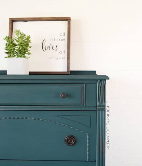 Update your old worn out antique dresser with some fun teal chalk paint! This teal paint is the perfect teal – not too bright and in your face, and it has the perfect mix of blue to green. So you can paint your old furniture and use it in any room in your home! Teal Painted Furniture, Teal Paint Colors, Teal Dresser, Refinished Dresser, Antiquing Furniture Diy, Cheap Bedroom Furniture, Blue Painted Furniture, Painting Antique Furniture, Country Chic Paint