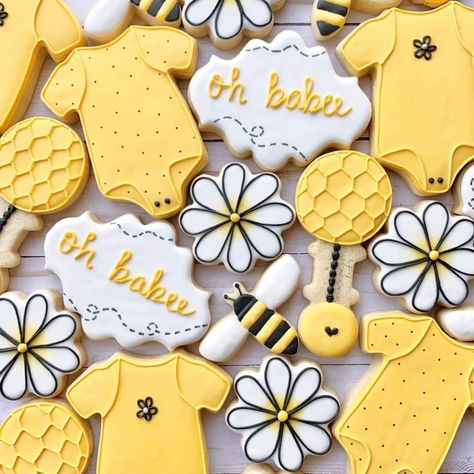 Bee Baby Shower Food, Bee Baby Shower Centerpieces, Bee Baby Shower Ideas, Baby Shower Cookies For Boy, Bee Baby Shower Cake, Bee Baby Shower Decoration, Sunflower Cookies, Bee Cookies, Baby Shower Sweets