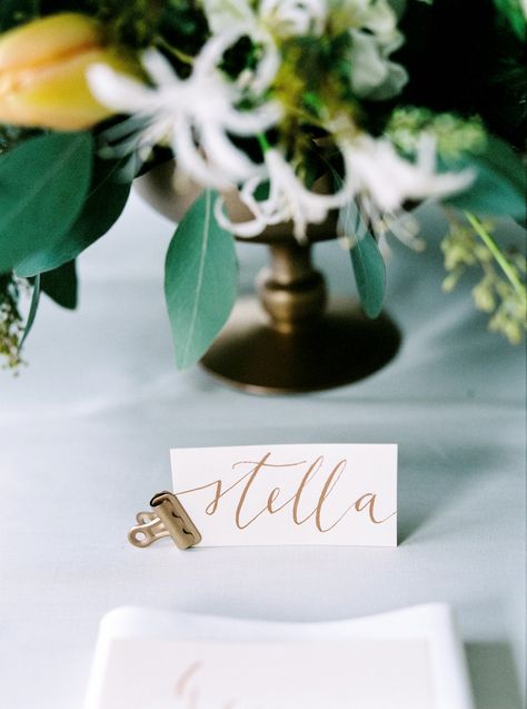 20 Unique Place Card Holders to Elevate Your Reception Tables Wedding Place Card Ideas, Creative Place Cards Wedding, Place Card Ideas, Plant Wedding Favors, Diy Place Cards, Place Card Holders Wedding, Martha Weddings, Bulldog Clip, Metallic Wedding