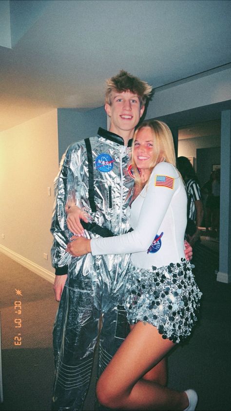 Astronaut Couple Costume, Halloween Costumes For Friends, Halloween Group Costumes, Harry Potter Couples, Most Creative Halloween Costumes, Halloween Costumes 2022, Cute Couples Costumes, Couple Inspo, Halloween Group