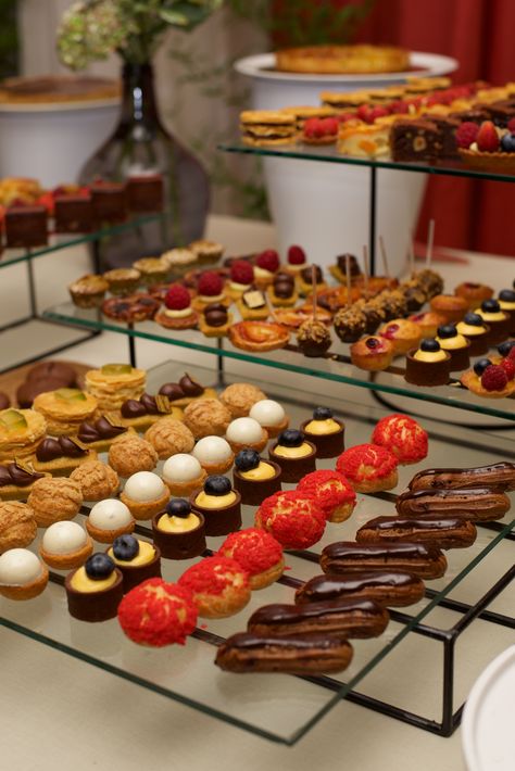 Coffee Break Catering, Pastries Buffet, Eid Dessert Recipes, Catering Food Displays, Christmas Dessert Table, Canapes Recipes, Dessert Items, Sweet Corner, Dessert Station