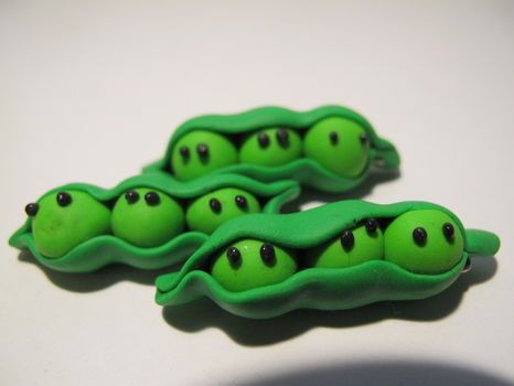 Unas lindas habichuelas en porcelana fria Clay Veggies, Polymer Clay Vegetables, Clay Fruits And Vegetables, Clay Peas In A Pod, Polymer Clay Frog Charm, Jumping Clay, Cactus Craft, Sculpey Clay, How To Make Clay