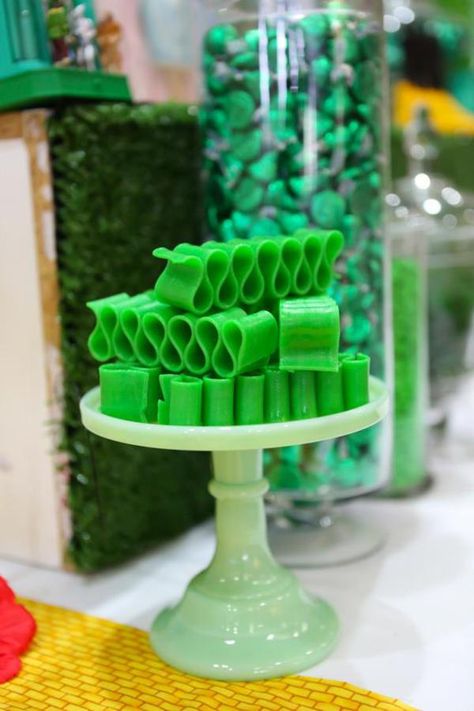 Wizard of Oz Party. Emerald city food. Everything green, Oh and give every one green glasses! Silver Macarons, Wizard Of Oz Party, Everything Green, Teacher Party, Lollipop Tree, Cow Photography, Clear Glass Ornaments, Glinda The Good, Big Company