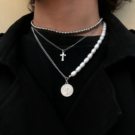 Men’s Layered Necklaces, Layered Necklaces Men, Alternative Fashion Men, E Boy Outfits, Pearl Necklace Men, Jewelry 2023, Layered Pearl Necklace, Layered Chain Necklace, Layering Outfits