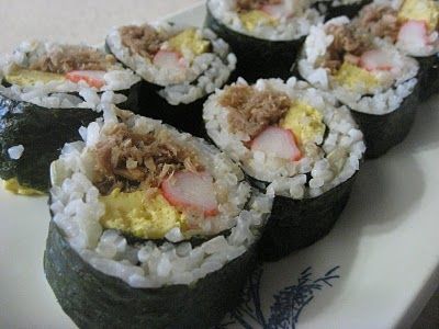 maki sushi with egg, tuna & (she uses fake crab yuck!) red, green, and yellow hana ebi Ono Kine Recipes, Perfect Picnic Food, Maki Sushi, Sushi Roll Recipes, Tuna Sushi, Easy Sushi, Sushi Dishes, Hawaii Food, Vegan Sushi