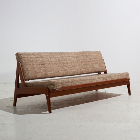 Listed on VNTG.com: Teak sofa by Arne Wahl Iversen for Komfort | #vntg #vintage Comfortable Daybed, Wood Frame Sofa, Wooden Frame Sofa, Wooden Couch, Fireplace Seating, Sofa Wood Frame, Danish Sofa, Pouf Chair, Blue Velvet Sofa