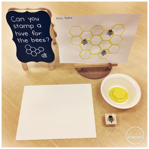 {A Pinch of Kinder} Bee Inquiry: Kindergarten Art Centre Idea: Can you stamp a hive for the bees? Bee Inquiry, Inquiry Kindergarten, Bee Paintings, Insects Kindergarten, Kindergarten Inquiry, Insects Preschool, Bugs Preschool, Bee Activities, Insect Activities