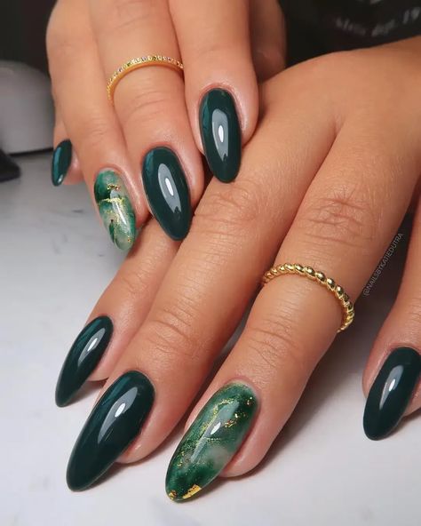 Elevate your nail game with these mesmerizing marble nails. If you’re looking for emerald green marble nail ideas for example, you’ll find so many amazing designs in this article! The Most Beautiful Nails, Martini Nails, Most Beautiful Nails, Nail 2023, Hard Gel Nails, Dark Green Nails, Green Nail Designs, Simple Acrylic Nails, Marble Nails