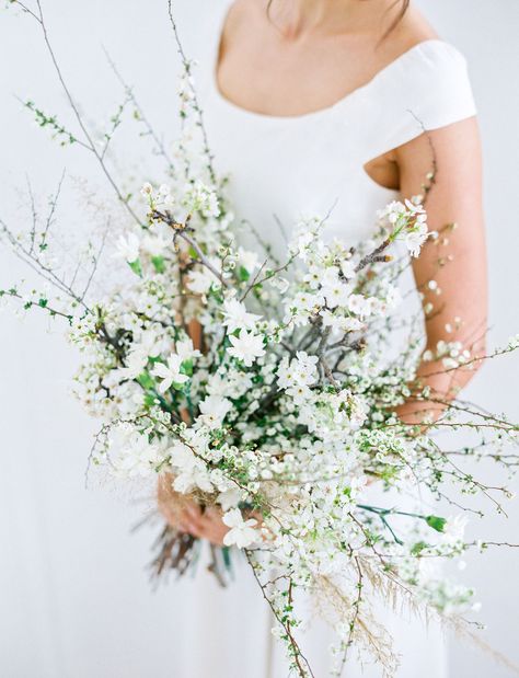 white stem bouquet Summer Bouquet, Organic Wedding, White Wedding Flowers, Popular Wedding, Bride Bouquets, Bridal Flowers, Bridesmaid Bouquet, Wedding Backdrop, Floral Bouquets