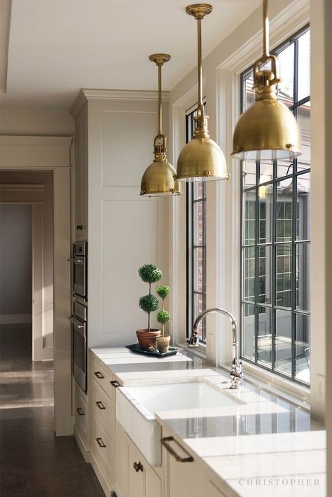 traditional kitchen with white shaker cabinets, farmhouse sink and brass pendant lights over sink in white kitchen design Hiasan Dalaman Dapur, Dapur Moden, Neutral Kitchen, Decor Ikea, Kitchens And Bedrooms, Kitchen Farmhouse, Gorgeous Kitchens, Decor Minimalist, White Cabinets