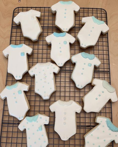 Baby boy sugsr cookie Baby Onesie Cookies, Cookie Font, Baby Shower Decorated Cookies, Onesie Cookies, Boy Onesies, Its A Boy, Baby Boy Onesies, Boy Onesie, Cookies Decorated