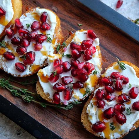 Goat Cheese Goat Cheese Pomegranate Appetizer, Cranberry Goat Cheese Crostini, Pomegranate Food Ideas, Pomegranate Crostini, Goat Cheese Pomegranate, Pomegranate Goat Cheese, Cheese Bites Recipe, Thanksgiving Servings, Goat Cheese Crostini