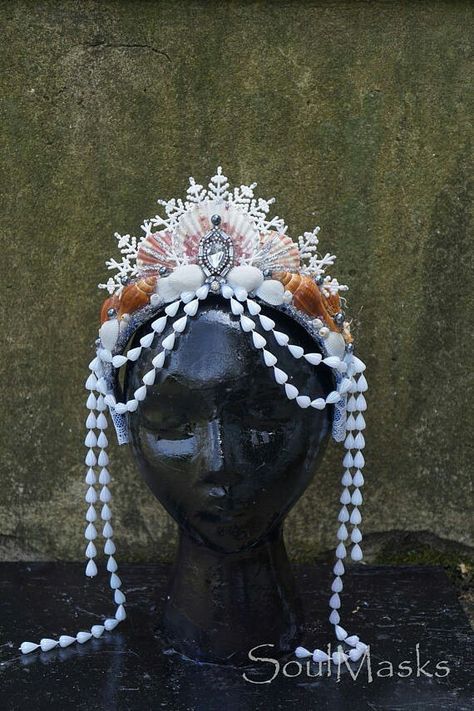 Mermaid shell crown Diy Mermaid Crown, Mermaid Headdress, Siren Costume, Shell Crown, Mermaid Queen, Shell Crowns, Seashell Crown, Headpiece Diy, Mermaid Crown