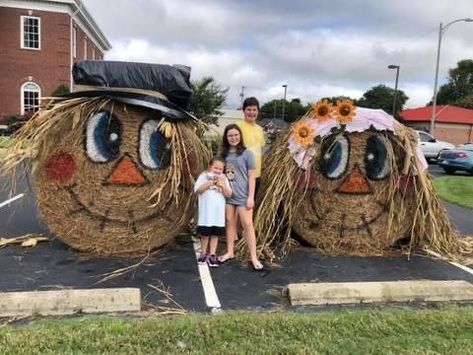 Hay Bale Art Ideas, Scarecrow Hay Bale, Painted Hay Bale Ideas, Hay Bale Pumpkin, Halloween Hay Bales, Pumpkin Hay Bale, Hay Bale Decorating Ideas, Decorated Hay Bales, Pumpkin Patch Business