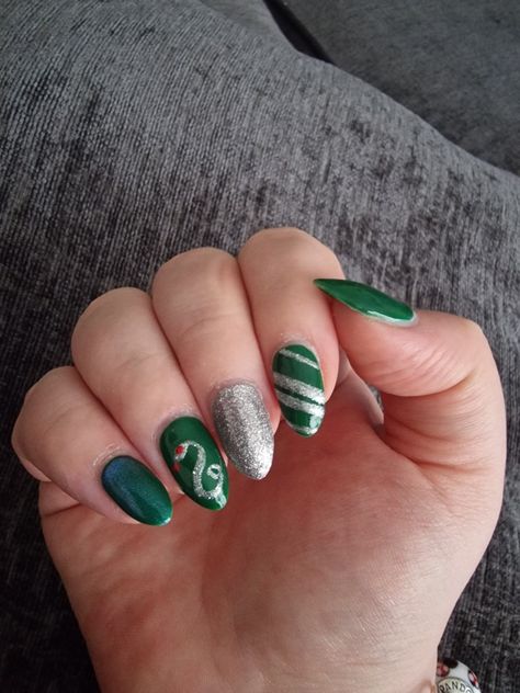 #harrypotter #gelnails #slytherin #slytherinnails #nailart #harrypotternails #snake #greennails Harry Potter Nails Designs Easy, Slytherin Nail Designs, Simple Slytherin Nails, Slytherin Nails Acrylic, Harry Potter Nails Slytherin, Slytherin Inspired Nails, Slytherin Nail Ideas, Slytherin Nail Art, Hp Nails