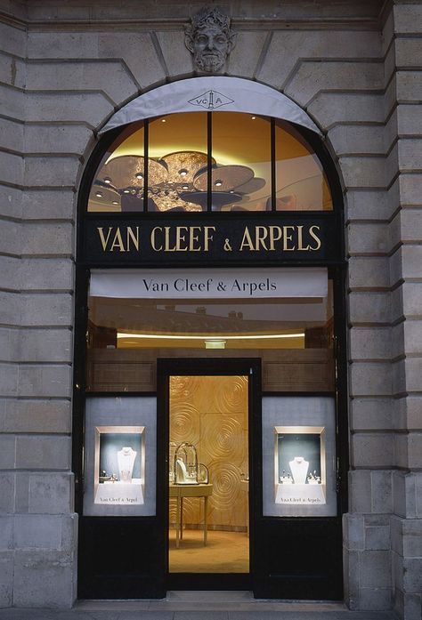 Van Cleef & Arpels - Paris - Patrick Jouin - Molteni&C Contract Jouin Manku, Laduree Macarons, Van Cleef And Arpels Jewelry, Van Cleef & Arpels, Fairy Wallpaper, Van Cleef And Arpels, School Jewelry, Adidas Outfit, Jewelry Lookbook