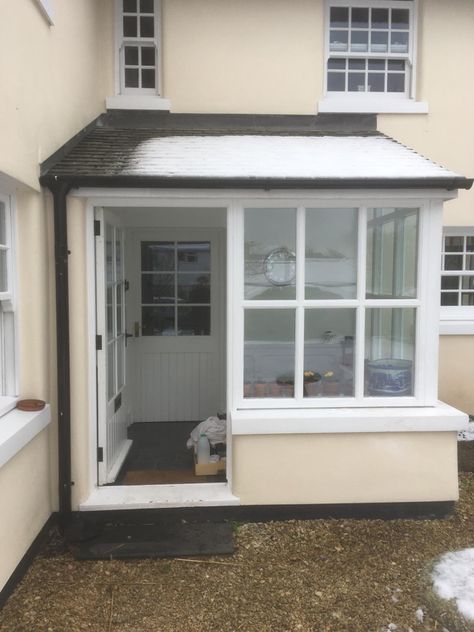 Conservatory Entrance To House, Small Enclosed Porch, Closed In Porch, Mudroom Addition, Sas Entree, Glass Porch, Porch Interior, Garden Room Extensions, House Front Porch