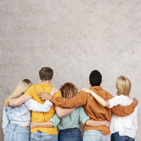 Back view friends hugging and looking up... | Free Photo #Freepik #freephoto #freepeople #freebeauty #freespace #freehappy New Collections Poster, Yearbook Photoshoot, Friends Hugging, Group Photography Poses, Sister Photos, Group Photography, Smiling Man, Boy Best Friend, Life Poster