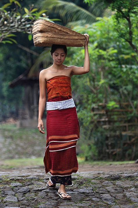 PEGRINGSINGAN / 500px Balinese Traditional Clothing, Outfit Dirumah, Bali Traditional Clothes, Indonesian Dress, Photography 60s, Bali Clothing, Bali Girls, Kebaya Muslim, Se Asia