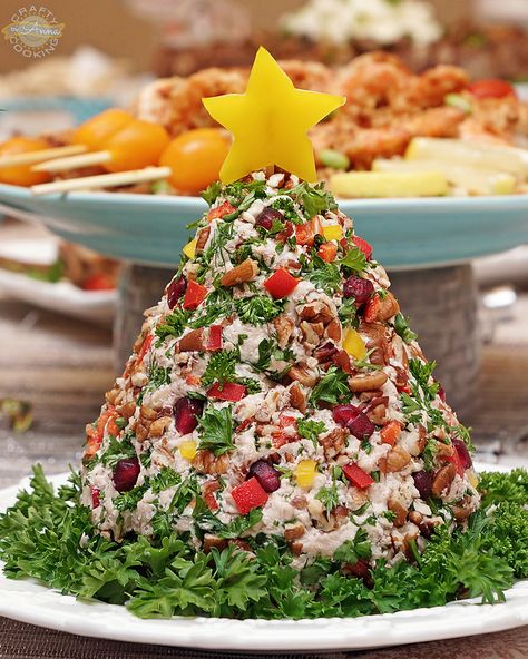 VIDEO RECIPE > Chicken Salad Christmas Tree! Fancy and Delicious! Salad Christmas, Christmas Party Finger Foods, Christmas Party Snacks, Christmas Desserts Party, Christmas Salad Recipes, Christmas Tree Food, Christmas Charcuterie, Christmas Salads, Christmas Chicken