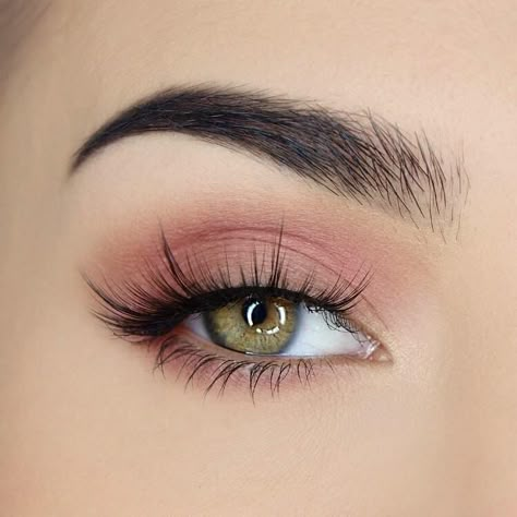 Light Eye Makeup, Teknik Makeup, Makeover Makeup, Make Up Designs, Gene False, Pink Eye Makeup, Makeup Bridal, Pink Eye, Smink Inspiration