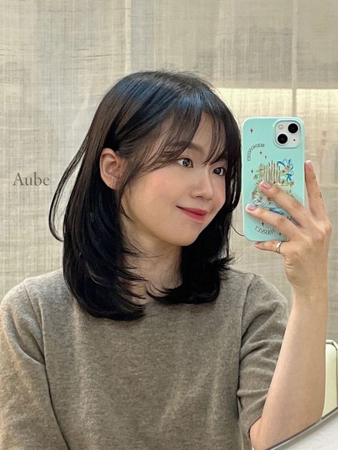 Short Oval Layered Haircut, Medium Haircut Korean Round Faces, Short Haircuts For Round Faces Straight Hair, Japanese Haircut Medium Round Faces, Ulzzang Short Hair With Bangs, Korean Layered Haircut Short, Korean Haircut Medium Round Faces, Medium Korean Haircut, Haircut Short Hair Korean