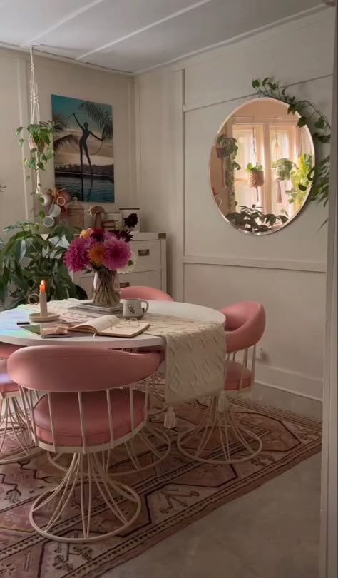 Cute Dinner Table Decor, 70s Pink Living Room, Floral Apartment Aesthetic, Cute Dinning Rooms, Minimal With Pops Of Color, Pink Vintage Apartment, Girly Apartment Ideas Bedroom, Feminine Eclectic Decor, Floral Apartment Decor