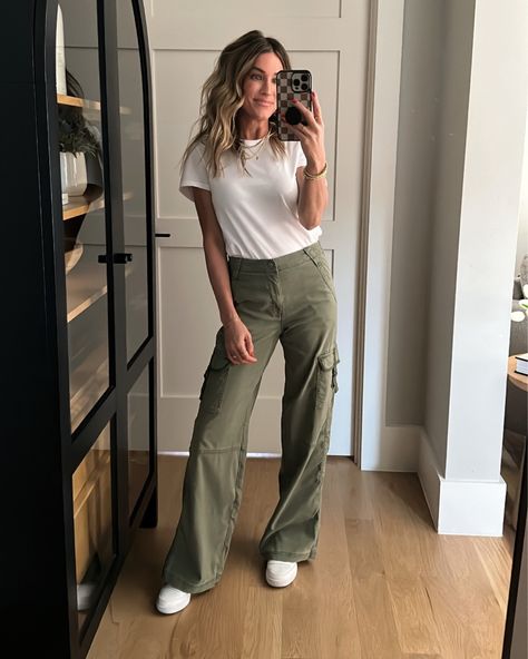 Fall Outfits Women Cargo Pants, Khaki Carpenter Pants Outfit, Green Cargo Pants Work Outfit, Placement Outfits, Cargo Pant Outfits, Cargo Pants Women Outfit, Green Cargo Pants Outfit, Mom Fits, Sister Studio