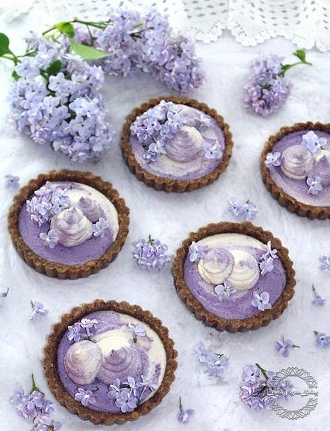 Blueberry Tarts, Cottagecore Baking, Lavender Dessert, Purple Desserts, Cottagecore Recipes, Edible Flowers Recipes, Fairy Food, Blueberry Tart, Purple Food