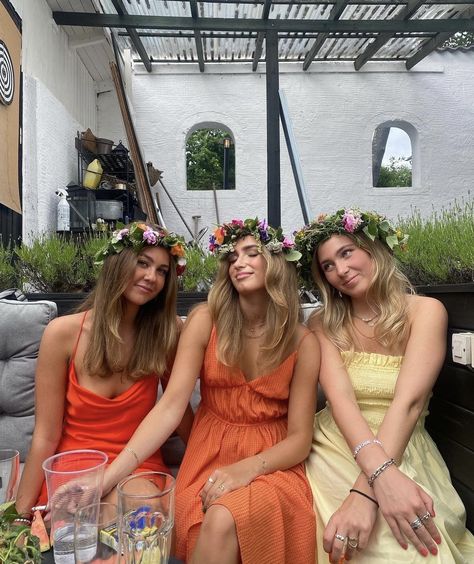 Aesthetic Bestie Photos, Dinner Party Aesthetic, Outfit Inspo Vacation, Summer Solstice Party, Outfit Ideas Dinner, Bff Photos, Bestie Photos, Sunset Outfit, Outfit Inspo Beach