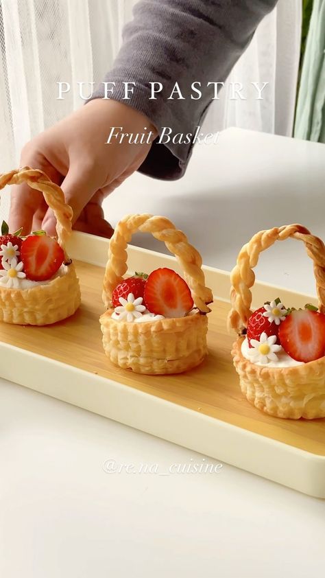 Puff Pastry Cheesecake Bites, Puff Pastry Ideas Easy, Puff Pastry Flowers, Puff Pastry Fruit Tart, Puff Pastry Ideas Desserts, Easter Puff Pastry, Beautiful Pastries, Easy Puff Pastry Desserts, Small Pastries