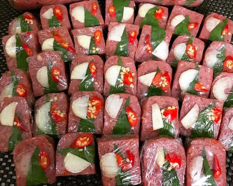 Nem chua - Vietnamese cured ( fermented ) ham ( pork or beef )with chilies and garlics. Favorite for snack. Easy Vietnamese Recipes, Nem Chua, Vietnamese Foods, Asian Candy, Candy Food, Deli Food, Food Meals, Food Displays, Language Translation