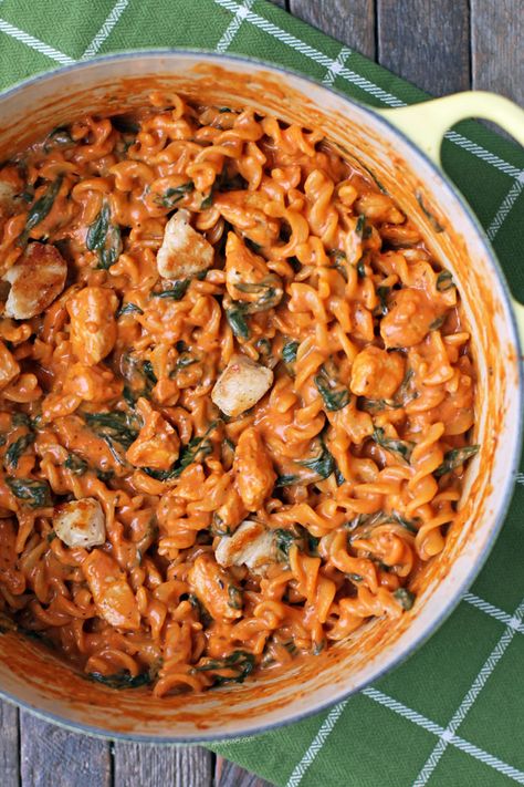 Pasta With Chicken And Spinach, Tomato Pasta With Chicken, Purple Recipes, Buffalo Chicken Pasta Salad, Emily Bites, Garlic Chicken Pasta, Creamy Tomato Pasta, Pasta With Chicken, Creamy Garlic Chicken