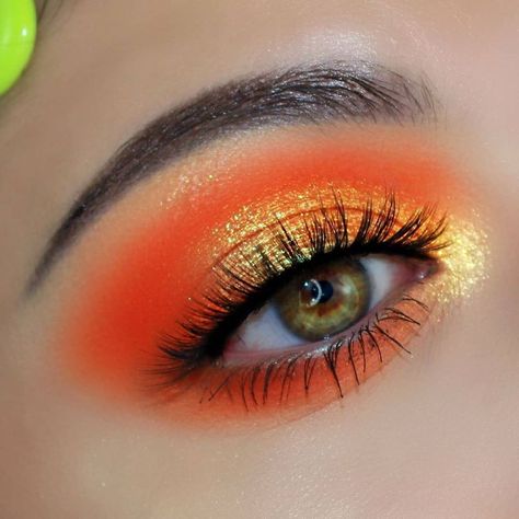 Amazing neon orange smokey eye makeup by @hazelbeauty89 💋😊 using the Futurism IV: VR Neon palette by @kaleidosmakeup 🌈✨💖  ⬇️ En Español ⬇️⁣⁣⁣⁣  Increíble maquillaje de ojos en neón naranja ahumado de @hazelbeauty89 💋😊 usando la paleta Futurism IV: VR Neon de #kaleidosmakeup 🌈✨💖        #eotd #motd #mua #makeup #beauty #eyes #eyeshadow #makeupart #makeupartist #makeupdolls #makeuponpoint #makeupoftheday #eyeshadowlook #maquillaje #belleza #sombradeojos #maquillajedeojos #maquillajedeldia Eyeshadow Orange, Bright Orange Eyeshadow Looks, Neon Orange Eyeshadow Looks, Orange Sunset Eyeshadow Looks, Orange Halo Eyeshadow, Orange Eye Makeup, Sunset Makeup, Eye Makeup Images, Orange Eyeshadow