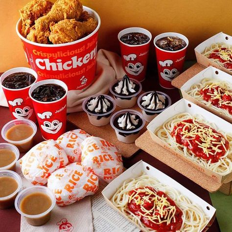 Jollibee Foods With Chicken, Jollibee Bucket, Food Jollibee, Jollibee Food, Road Trip Food, Asian Street Food, Pepper Steak, Lunch Recipes Healthy, Breakfast Bake