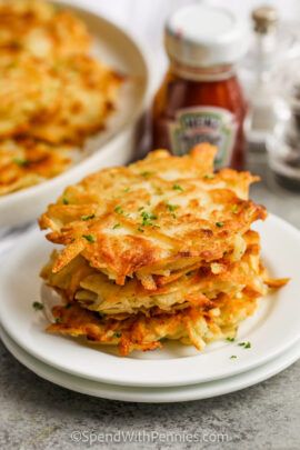 (Improved) Cracker Barrel Hashbrown Casserole - Spend With Pennies Homemade Hashbrown Recipes, Crispy Bacon In Oven, Shredded Hashbrown Recipes, Shredded Hashbrowns, Hashbrown Casserole Easy, Homemade Hashbrowns, Breakfast Sides Dishes, Main Food, Shredded Hash Browns