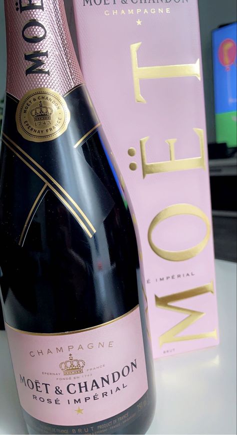 Champagne Bottle Aesthetic, Moet Champagne Aesthetic, Champagne Lifestyle, Wine Inspiration, Tiffany Birthday, Champagne Tower, Christmas Barbie, Healthy Groceries, Champagne Cocktail