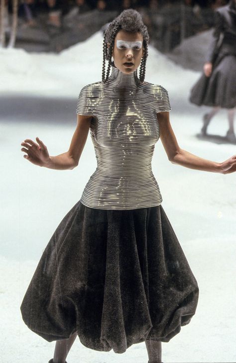 Alexander McQueen Fall 1999 Ready-to-Wear Fashion Show Details Fashion Show 90s, Alexander Mcqueen 90s, Alexander Mcqueen Fashion Show, Shaun Leane, Body Cast, Philip Treacy, Savage Beauty, Alexander Mcqueen Fashion, Mcqueen Fashion