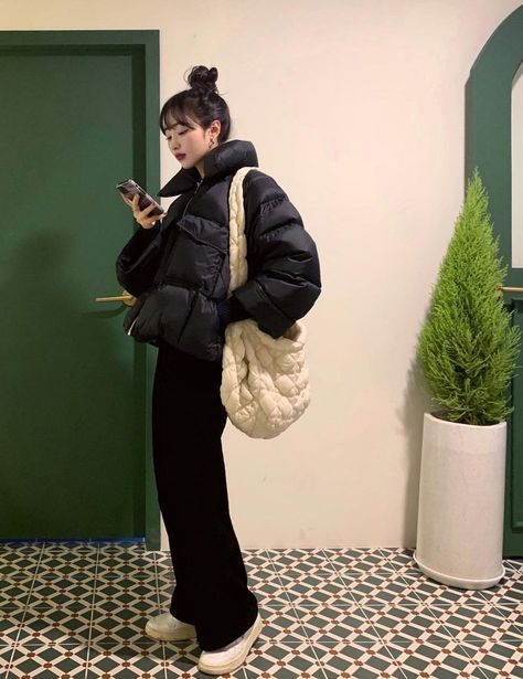 Puffer Jacket Outfit Oversized, Korean Street Fashion Women, Puffy Jacket Outfit, Women Puffer Jacket, Best Puffer Jacket, Korean Winter Outfits, Puffer Jacket Outfit, Korean Winter, Outfit Oversize