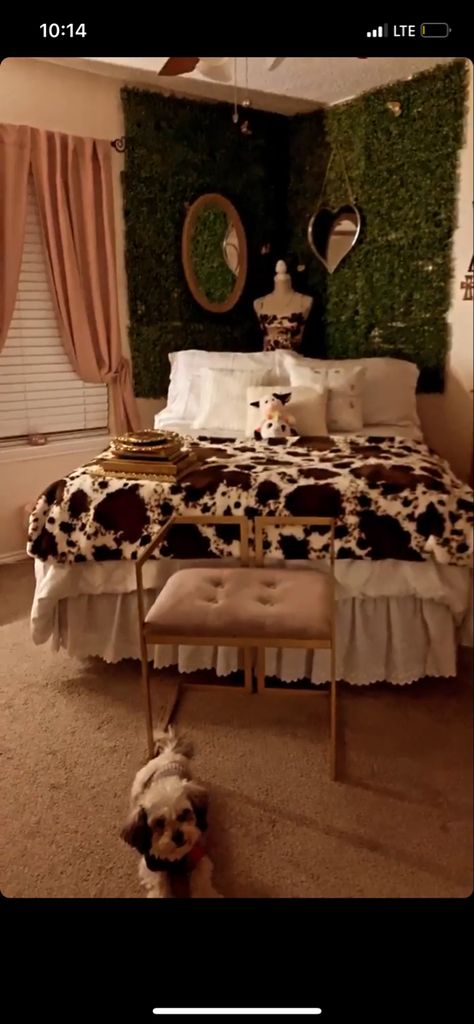 Cow Print Room Ideas Aesthetic, Cow Apartment Decor, Brown Cow Print Bedroom Ideas, Cow Bedding Aesthetic, Cow And Sunflower Bedroom, Pink And Cow Print Bedroom, Cow Themed Room Decor, Cow Inspired Bedroom, Cow Room Aesthetic