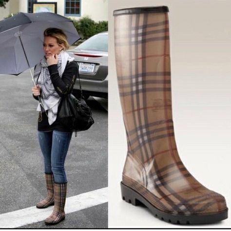 Rain Boot Outfit, Burberry Boots, Burberry Rain Boots, Womens Rubber Boots, Burberry Classic, Burberry Shoes, Beige Background, Burberry Women, Boots Outfit